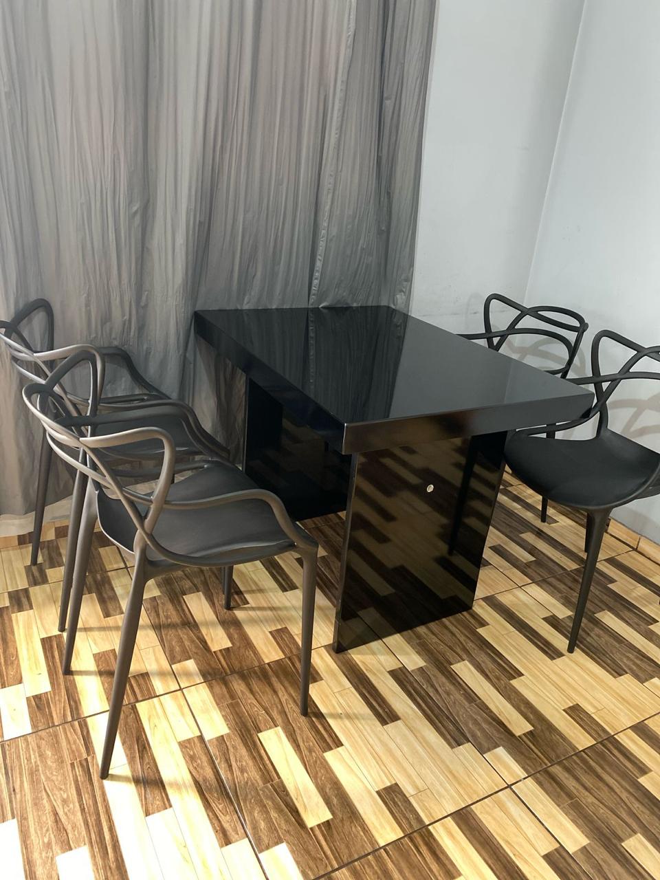 Conjunto de Mesa preta  1,10m com 4 cadeiras Allegra Preta