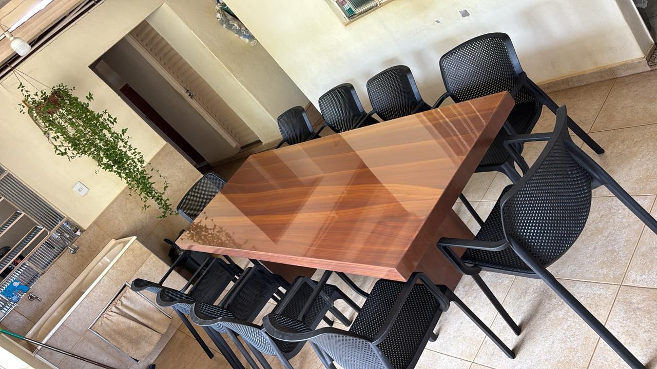 Conjunto de Mesa 2,50m Efeito Madeira com 10 Cadeiras Sardenha Pretas – LS Mesas Premium