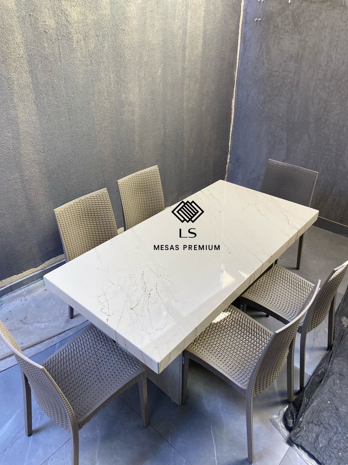 Conjunto de Mesa 1,60m Bege Marmorizado com 6 Cadeiras Ratã Nude – LS Mesas Premium